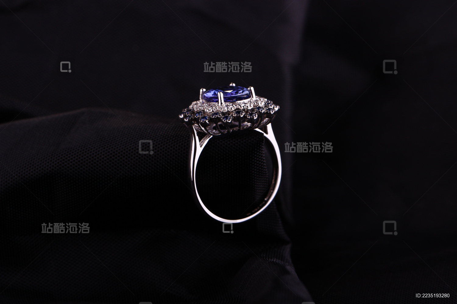 坦桑石戒指 暗夜中的藍(lán)寶石奇跡